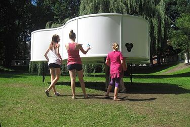 Kosmiczny Kolektor w Ogrodzie Branickich. Czerwony lew przed Domem Partii