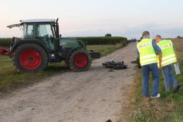 Ciągnik wjechał w motorowerzystę. Nie żyje 44-latek