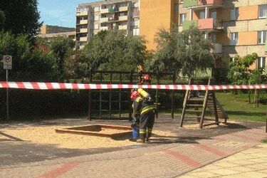 Na placu zabaw ktoś zostawił butelkę ze żrącym kwasem