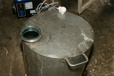 Policja zlikwidowała kolejną bimbrownię. Zatrzymano 73-latka