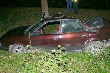 Samochód uderzył w drzewo. Zginął mężczyzna