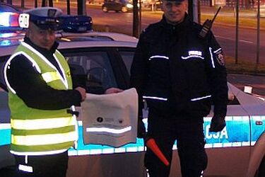 Policjanci rozdali białostoczanom odblaskowe torby