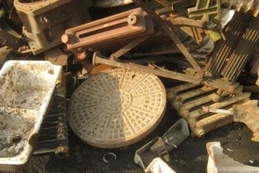 Studzienki kanalizacyjne, kable i tory - na skupach złomu w Białymstoku