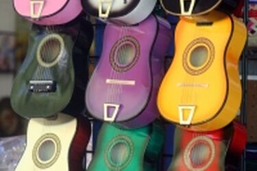 Gitara i stare fotografie w białostockim Ratuszu