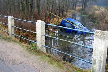 Zjechał z mostu do wypełnionego wodą rowu. Był pijany