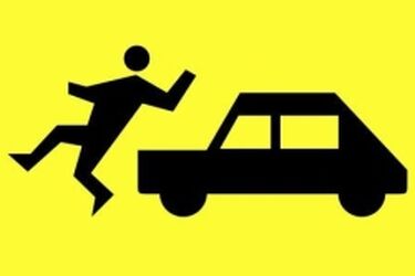 80-letni kierowca potrącił kobietę, zniszczył dwa samochody i płot