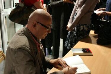 "Książka meldunkowa" Jana Kamińskiego. W niej przegląda się podlaska mentalność