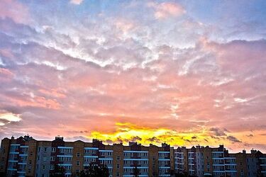 Blokowiskowy plener fotograficzny. Z aparatem między blokami