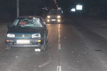 Ul. Ciołkowskiego. Wpadł pod samochód, okazało się, że był poszukiwany