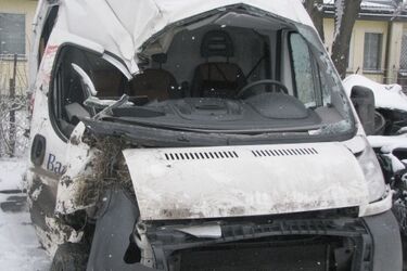 Auto uderzyło w drzewo. Nie żyje 43-letni pasażer