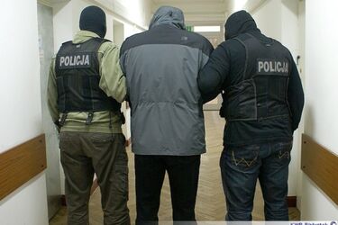 Poszukiwany 3 listami gończymi białostoczanin ukrywał się w wersalce