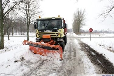 Pług uderzył w opla, którym jechała kobieta z małym dzieckiem