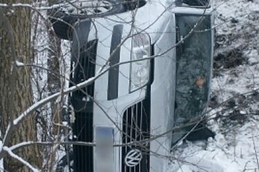Niebezpieczne wywrócenie auta. Ranna 15-letnia dziewczyna