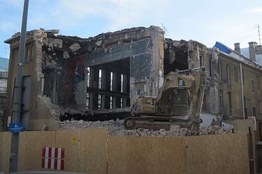 Kamienicę przy ul. Sienkiewicza 3 burzą buldożery