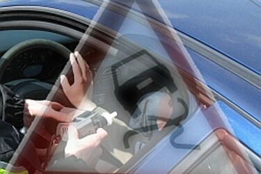 Pościg za kierowcą. Był tak pijany, że wypadł z samochodu