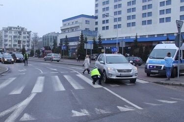 Przy rondzie na Pałacowej potrącono kobietę