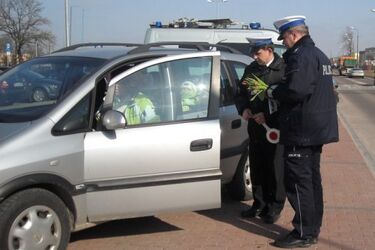 Kobiety-kierowcy dostały tulipany i "dekalogi bezpieczeństwa"