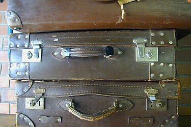 Płaszcze, buty, torebki, krzesła... OiFP ogłasza skup ubrań i przedmiotów do musicalu "Korczak"