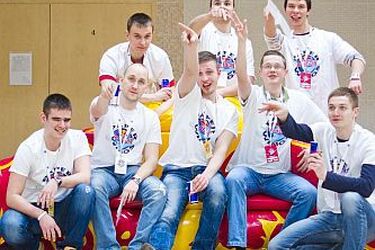 Białostoccy studenci  polecieli w zawodach Red Bull Paper Wings