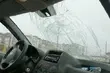 Wtargnął pod samochód. Z urazem kręgosłupa trafił do szpitala
