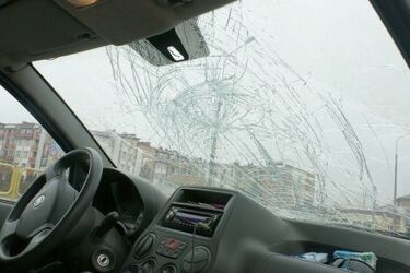 Wtargnął pod samochód. Z urazem kręgosłupa trafił do szpitala