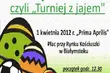 Rodzinny piknik z jajem na placu miejskim