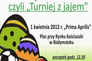 Rodzinny piknik z jajem na placu miejskim