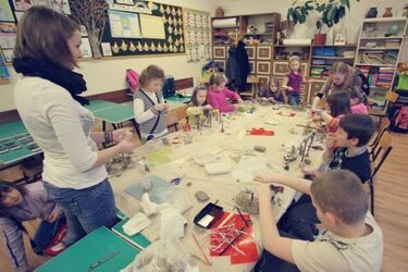 Instalacja Koń na Ganku. Nowy projekt edukacyjny Teatru Dramatycznego