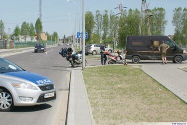 Motorowerzysta w szpitalu. To efekt zderzenia z renault 