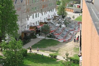 Dziesięciny. Runęło rusztowanie przy bloku