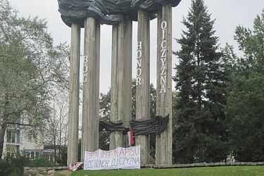 Samowolny napis "Bóg, Honor, Ojczyzna" zostanie na pomniku
