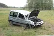 Kilkukrotne dachowanie renault. Zginął młody mężczyzna