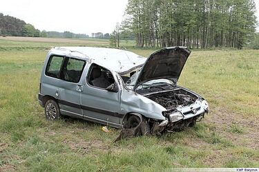 Kilkukrotne dachowanie renault. Zginął młody mężczyzna