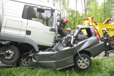 "Ósemka": w zmiażdżonym samochodzie zginęły 2 osoby