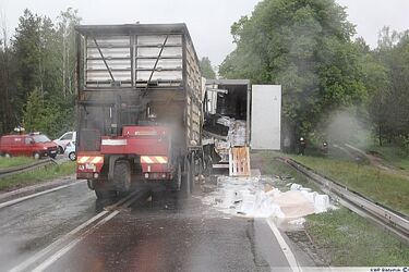 Zderzenie trzech tirów na krajowej "dziewiętnastce"