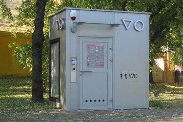 W Parku Dziekońskiej stanie toaleta publicza