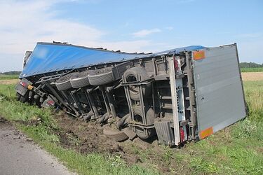 "Ósemka". Tir w rowie, trzy kolejne zderzyły się ze sobą