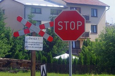 Auto uderzyło w pociąg, zostało kompletnie zniszczone