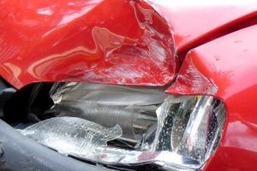 Wypadek przy wjeździe na posesję. Dwie osoby w szpitalu