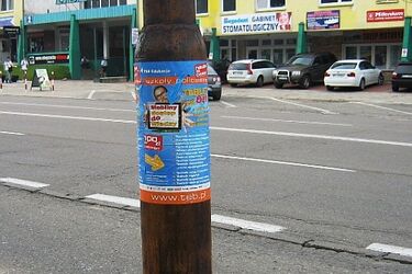 Za rozklejanie plakatów grozi 500 zł mandatu - ostrzega straż miejska