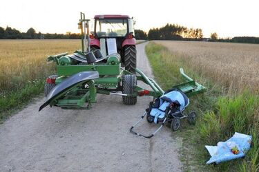 Jadąc ciągnikiem zaczepił o wózek. Niemowlę trafiło do szpitala