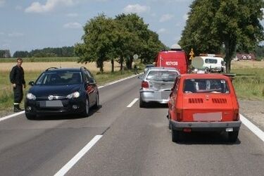Maluch uderzył w volkswagena. Dwie osoby w szpitalu
