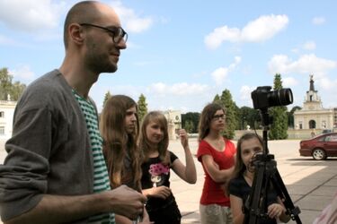 Dzieci poznają animację poklatkową. Warsztaty z Przemkiem Adamskim