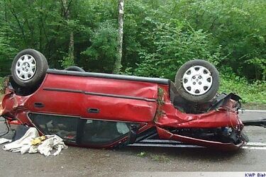 Dachował z promilami, trafił do szpitala