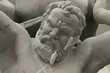 Zabandażowany posąg, biedronka zjedzona przez szczękę. Poklatkowa animacja według dzieci [wideo]