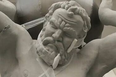 Zabandażowany posąg, biedronka zjedzona przez szczękę. Poklatkowa animacja według dzieci [wideo]