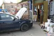 Wjechała samochodem w sklep i potrąciła znajdującą się w nim klientkę
