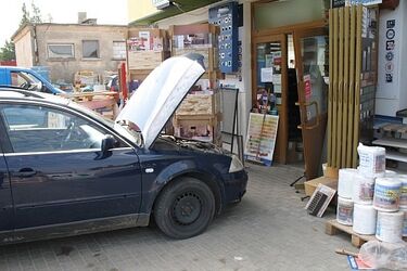 Wjechała samochodem w sklep i potrąciła znajdującą się w nim klientkę