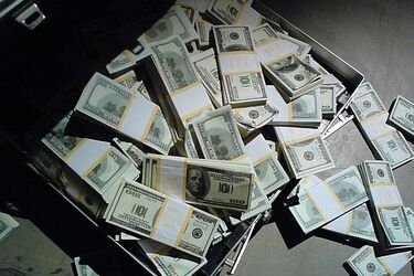Dostał walizkę dolarów w zamian za 4 tys. zł