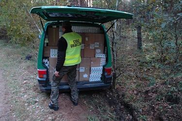 Przemytnik wyskoczył z holowanego samochodu